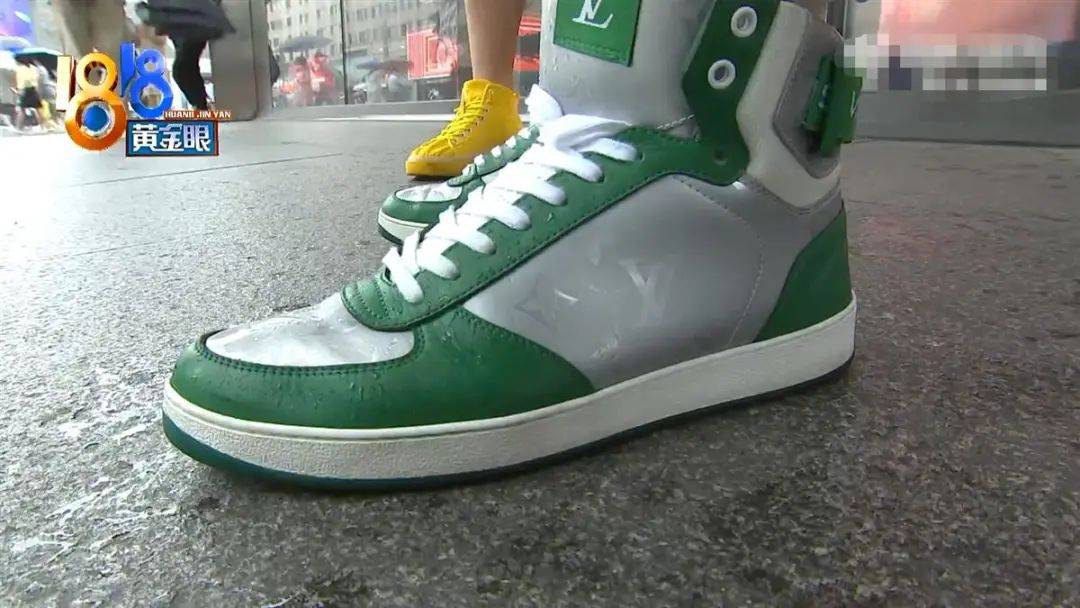 男子花8450元买LV鞋，雨天穿出门，袜子、脚趾全绿了！