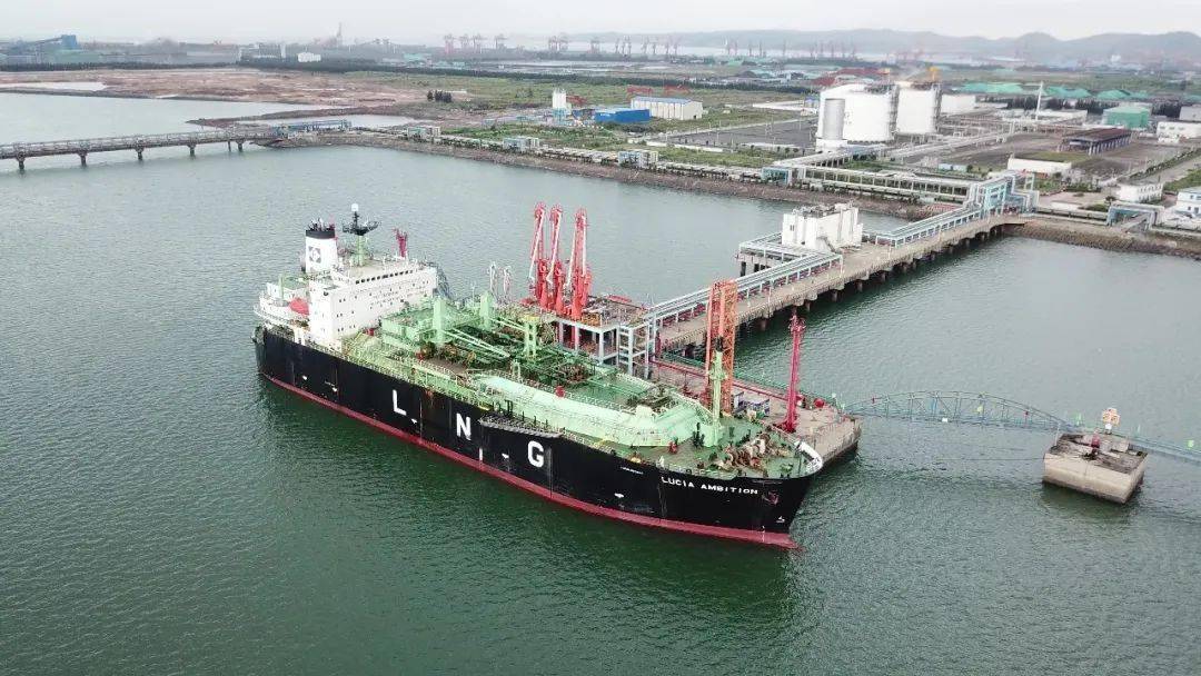 欢迎来港防城港501泊位首迎外籍lng船