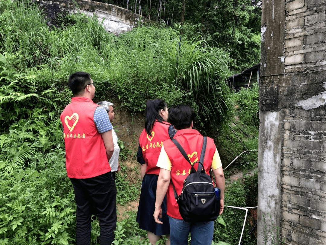 容县北流市义工协会在受灾的北流市隆盛镇安平村和乡平村,协助进行