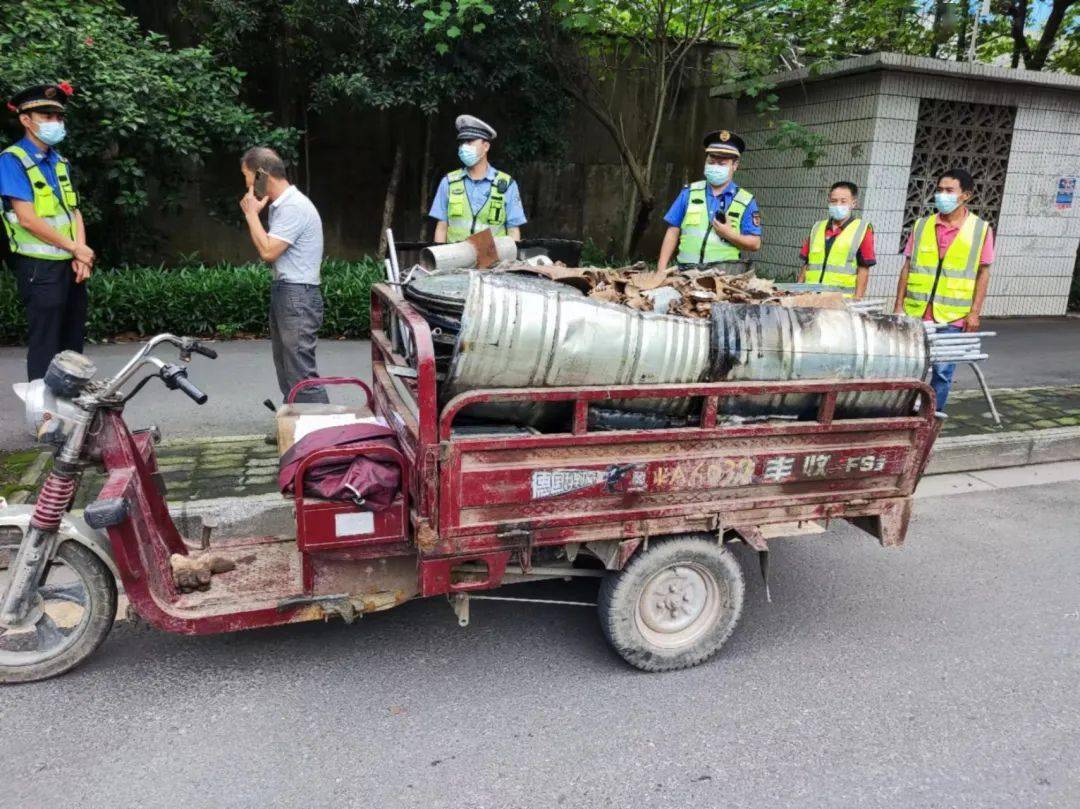 三轮车违规运载废品上路被查处车主现场打电话找关系