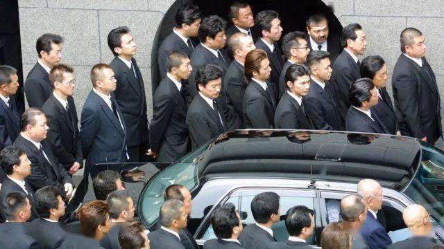 小编帮大家捋一下关系,神户山口组在 2015 年从山口组分裂出来.