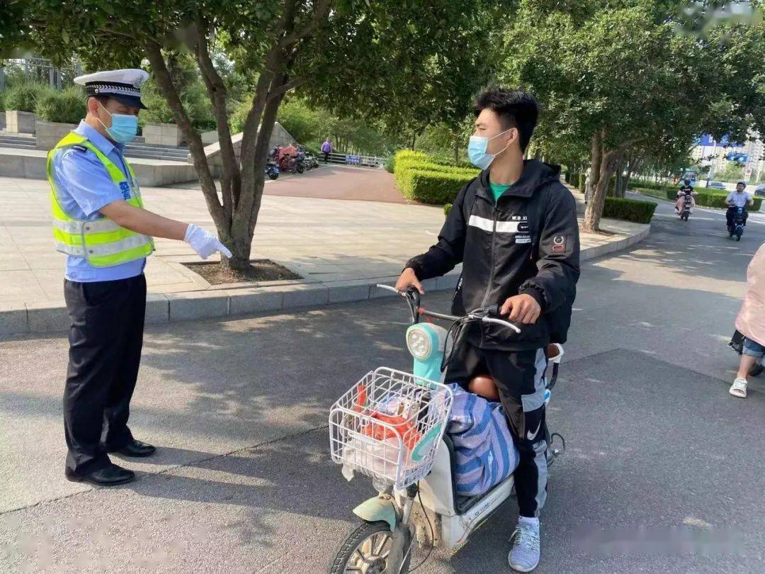 罚款20元德州这些人骑电动车不戴头盔