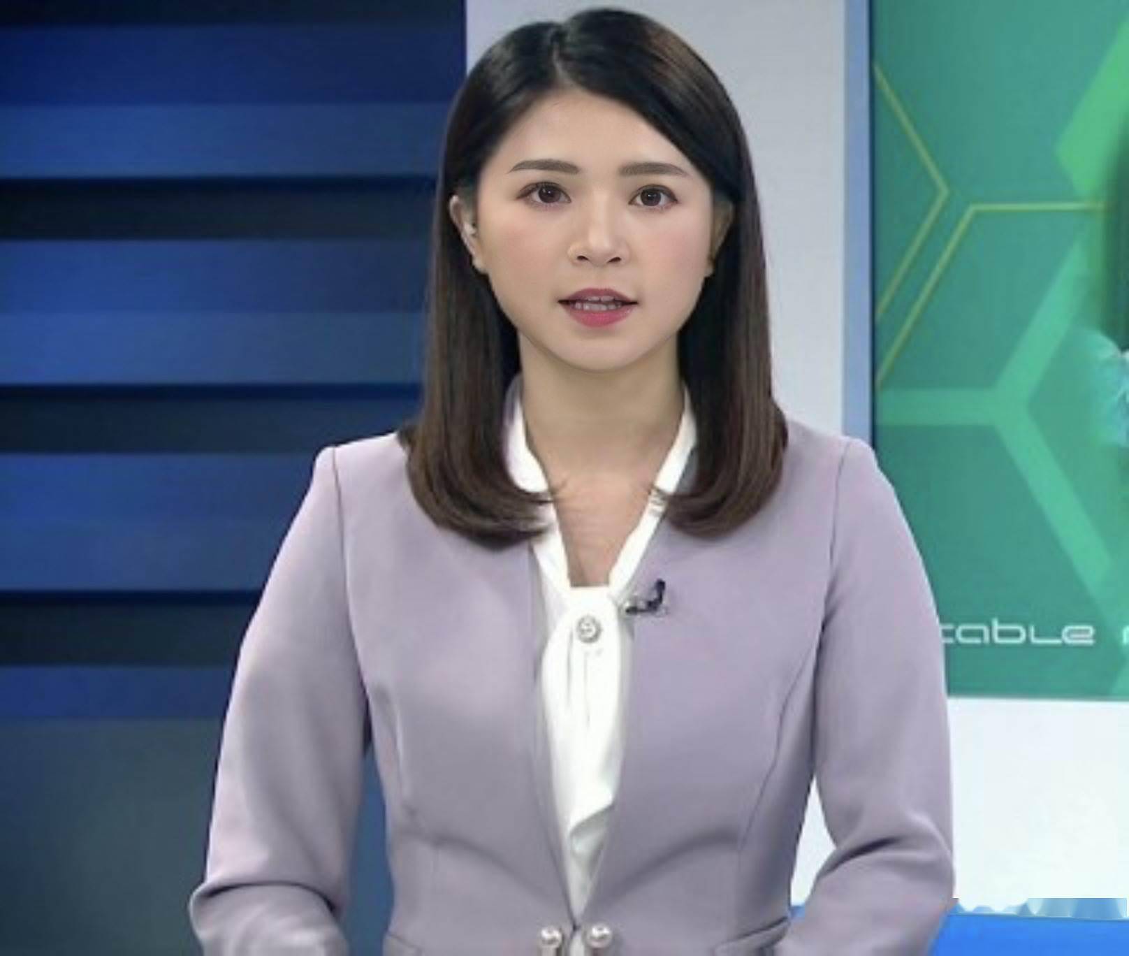 原创突发香港知名主持人婚内出轨上班时间与陌生女子当众调情被拍