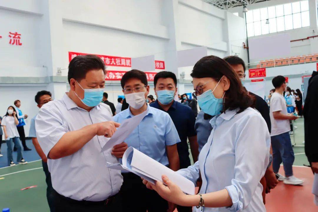 威海海洋职业学院党委书记刘勤显,市人社局党组成员,副局长陈明霞参加