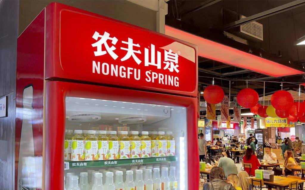 可口可乐在全国拥有冰柜 129 万台,稳坐第一把交椅;农夫山泉的冰柜