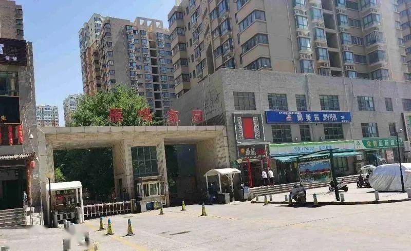 6月15日上午,华商报记者在雁鸣家园小区看到,这里的临街商铺不少,大门