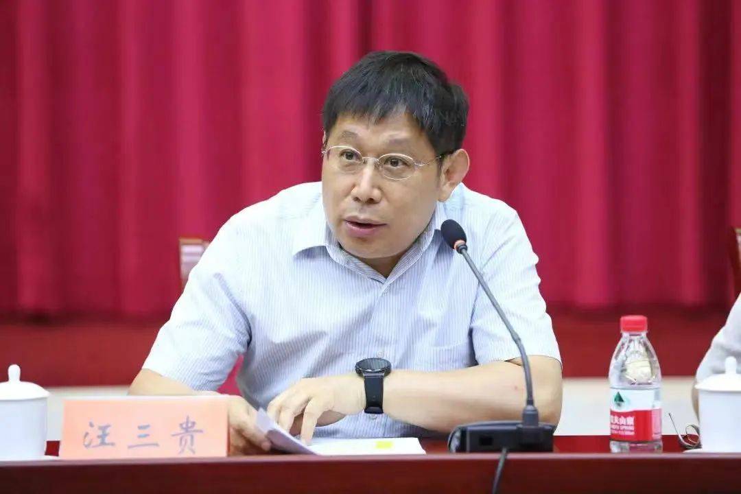 中国扶贫发展中心黄承伟主任,中国人民大学汪三贵教授,宁夏大学文琦