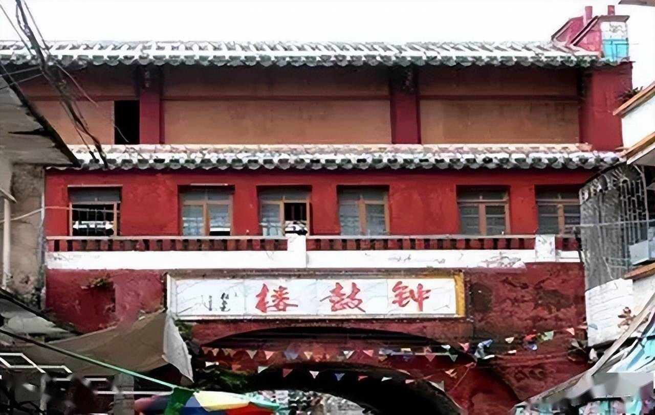 电城钟鼓楼为一座砖木混合结构的三层城楼式建筑,通高13.