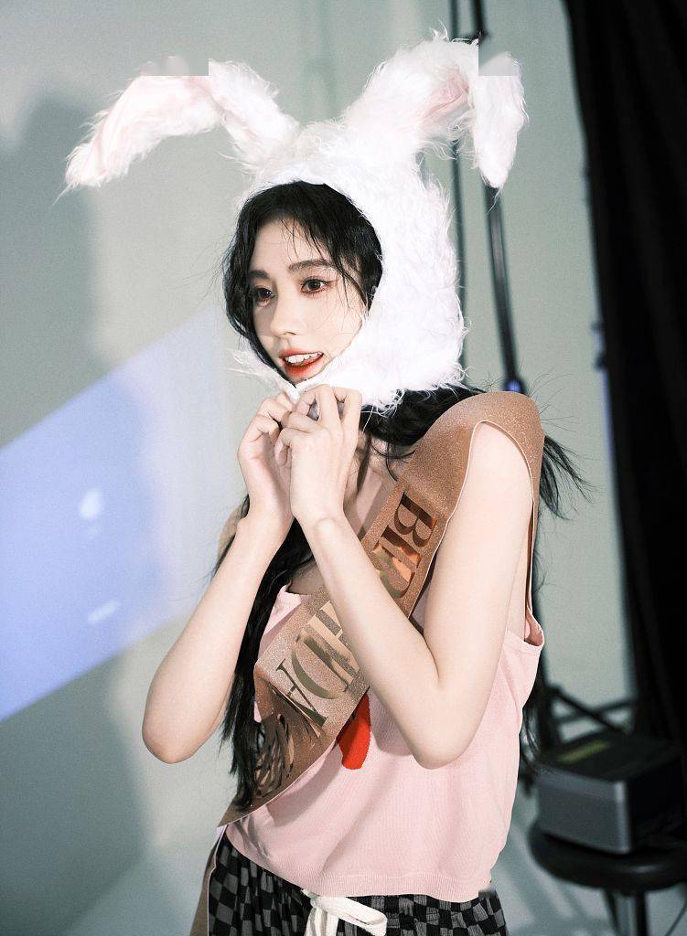 鞠婧祎生日拍特别版写真 戴兔耳帽摆造型甜美可爱_方格_模样_兔子