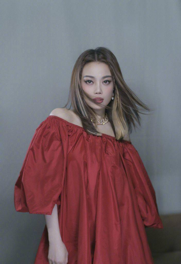 容祖儿初恋舞台重回80年代一字肩红裙造型好娇俏