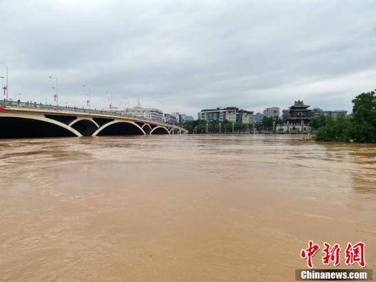 广西桂林漓江再现超警洪水