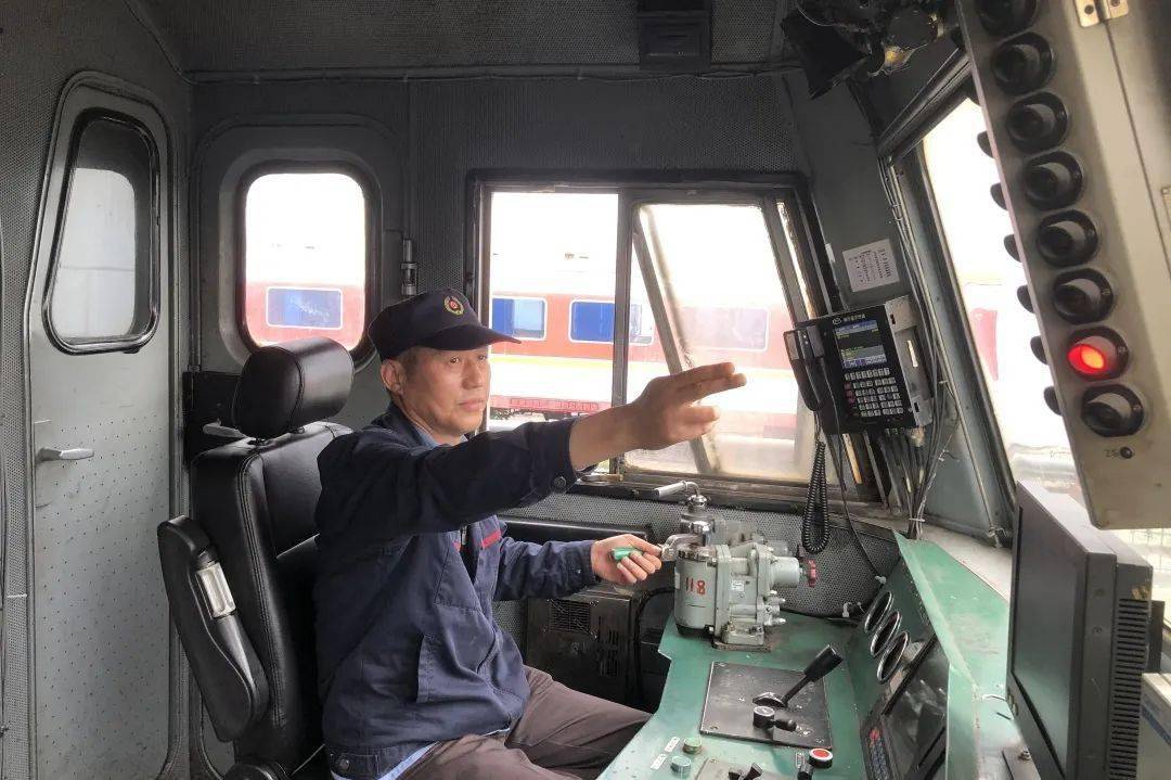 年退伍后一直在淮河能源股份铁运分公司工作,他是一名内燃机车司机