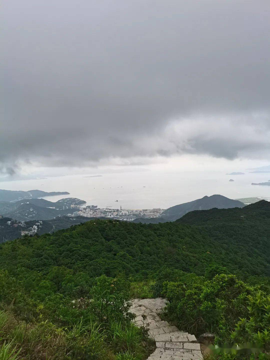 梅沙尖登山观海,娱乐团漫步欢歌_水库_盘山公路_冯导