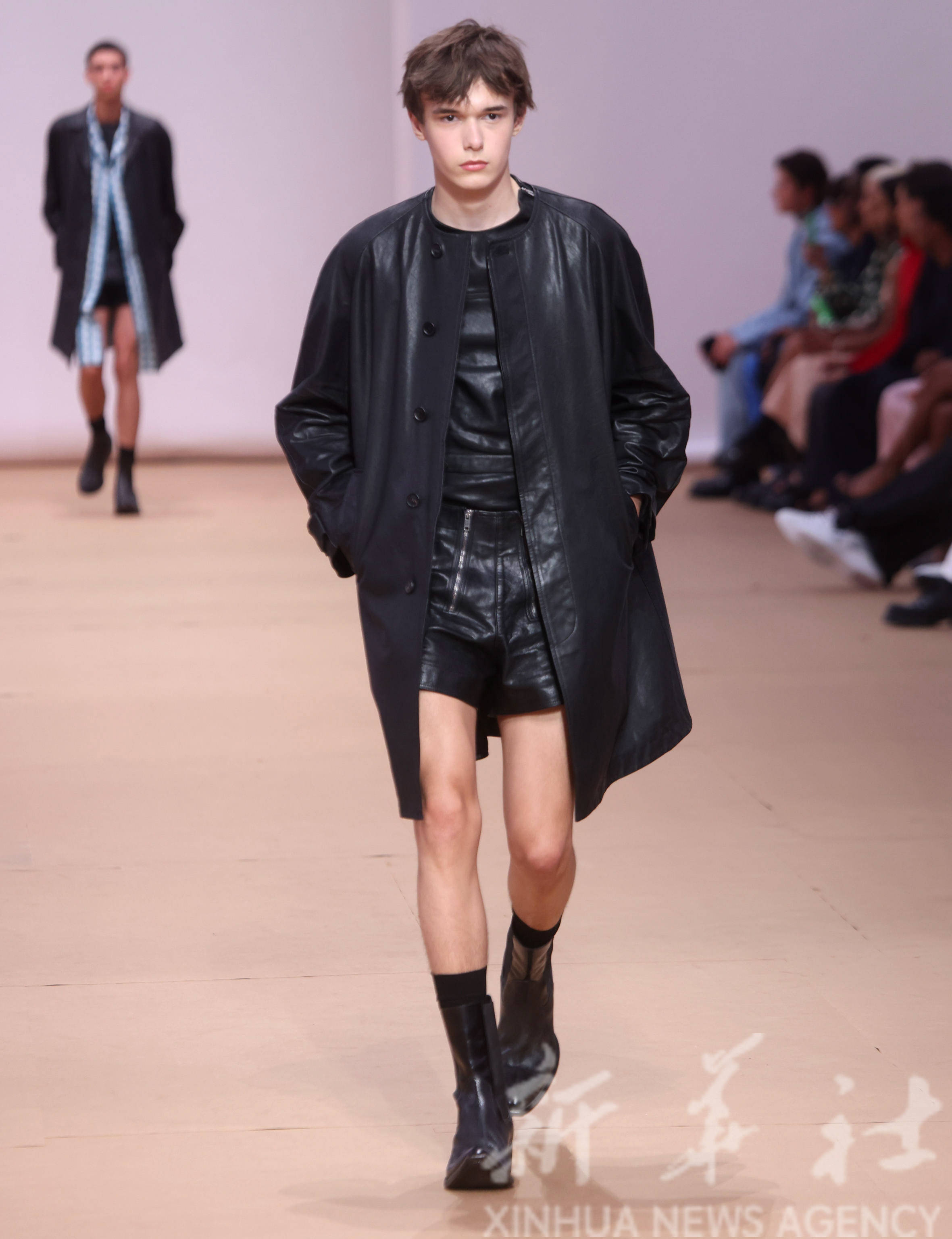 新华社/欧新6月19日,模特在意大利米兰男装周上展示普拉达品牌的2023