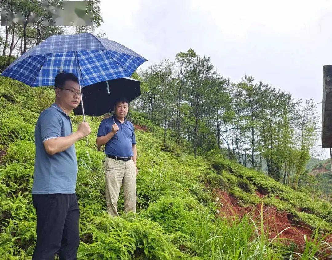 市局督导组郭知明,黄炎峰一行在会昌县督导地质灾害