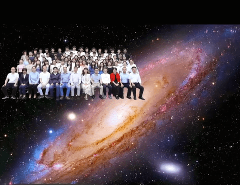 听说今年有的毕业合影p到了黄浦江上疫情时代特色毕业照哭笑不得