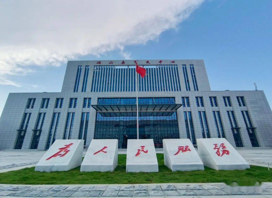 在确山县城新区中原大道北段,一座造型新颖而不失端庄的楼房格外醒目