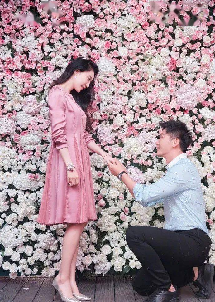 李晨可不care这个,自认为站队成功的他乘胜追击,又是办求婚仪式,又是