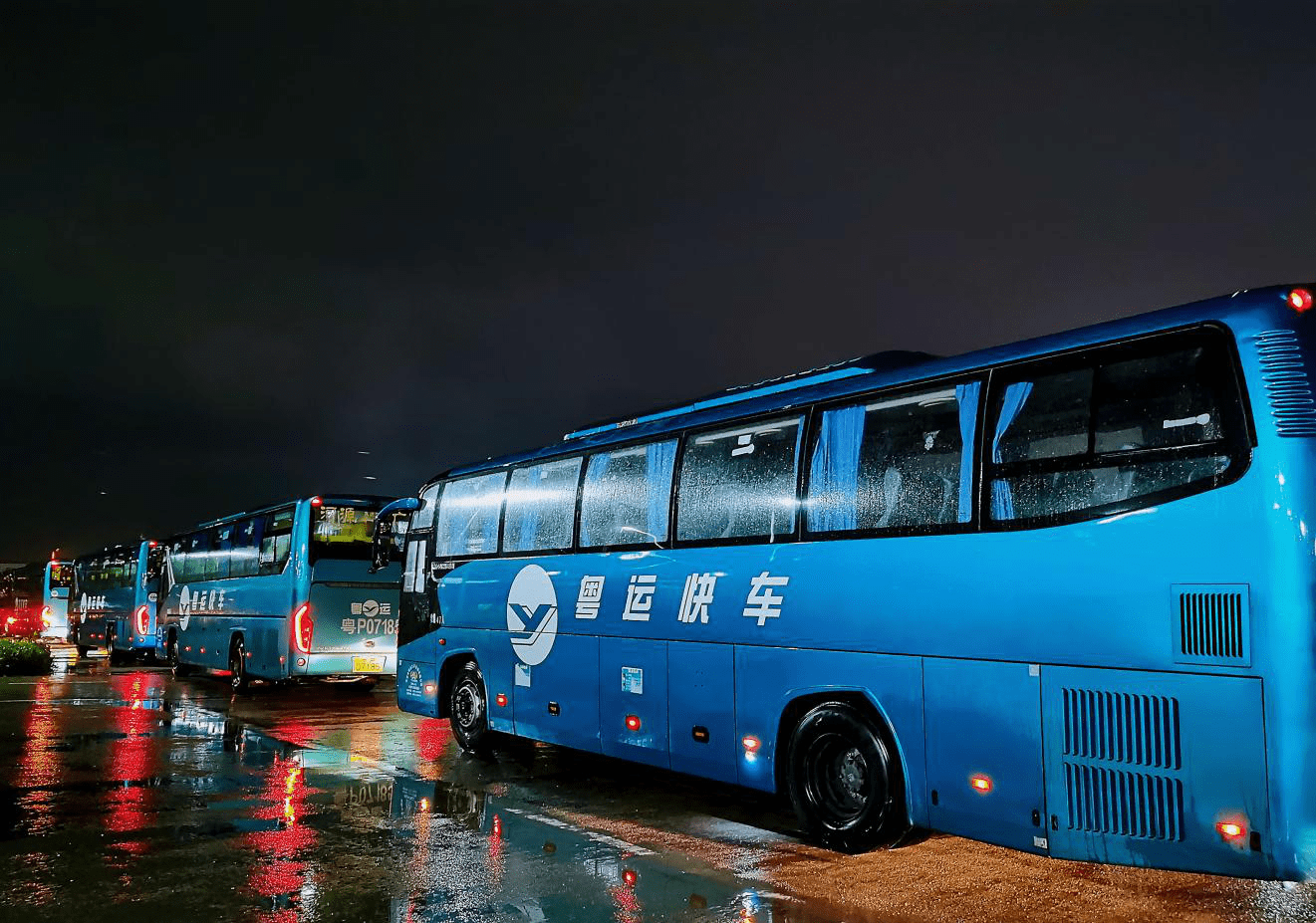 闻汛而动57台粤运快车连夜转移群众超2100人