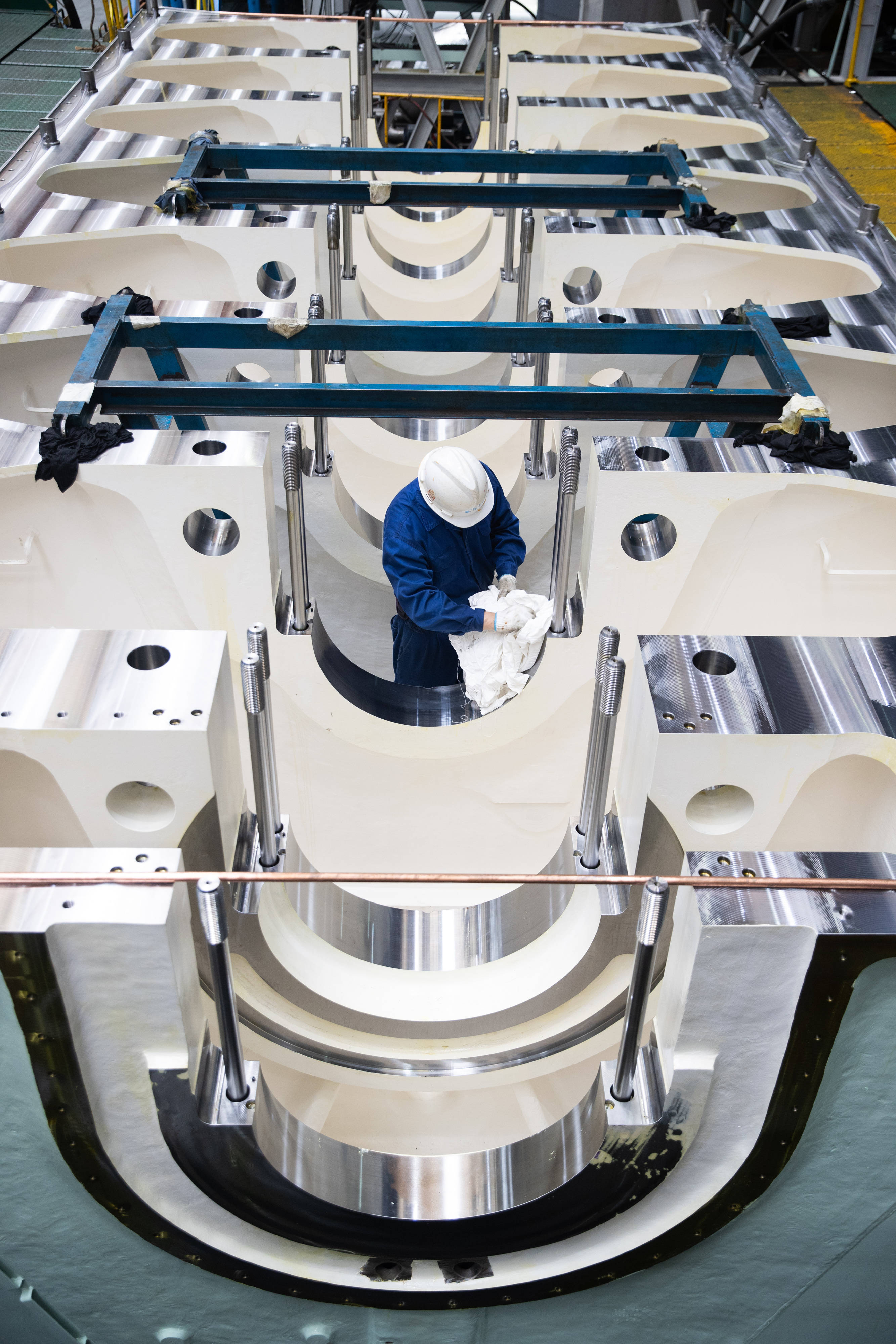 1220家工业企业全面复产 上海临港复工跑出加速度_造船_车间_生产