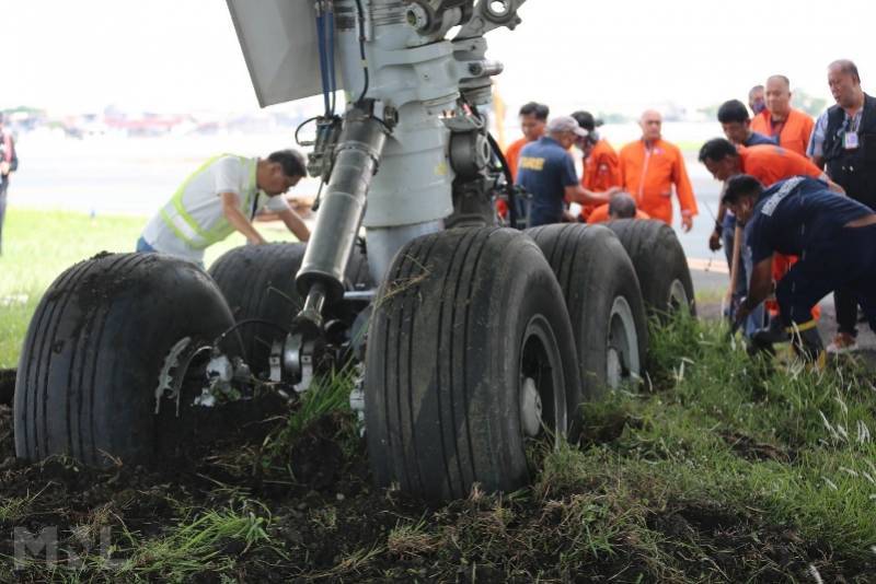 沙特航空一波音飞机在菲律宾降落时冲出跑道起落架滑进草坪