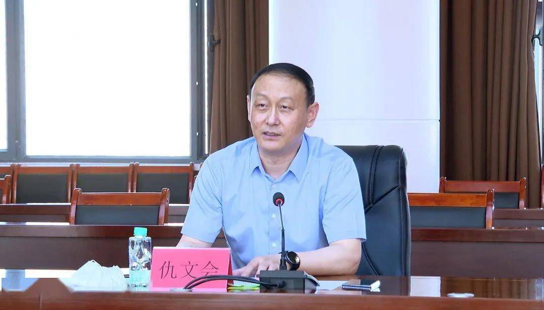 座谈会上,仇文会代表县委县政府,对王富强,寇新利董事长一行来庆考察