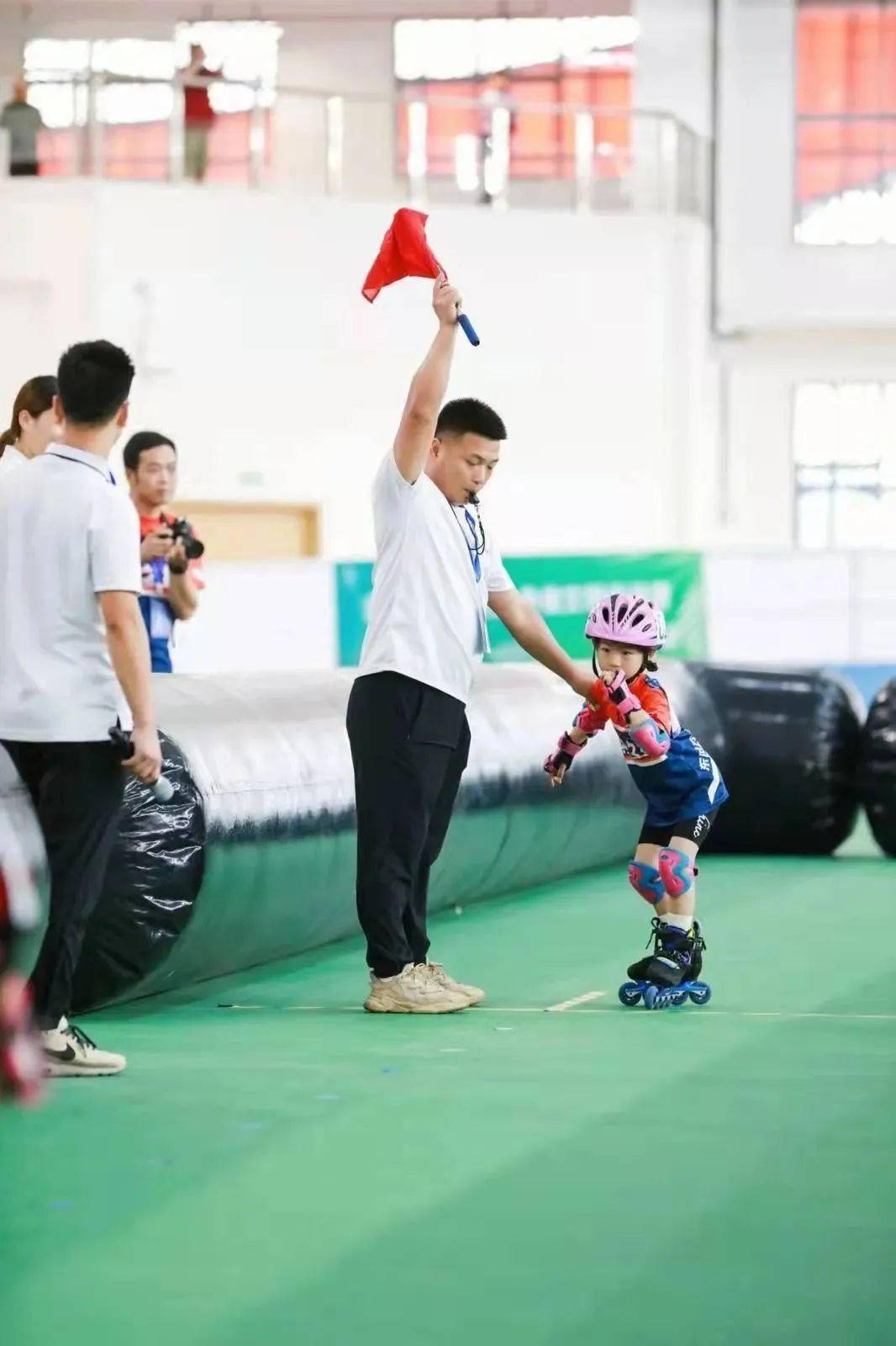 滑出风采滑出水平滑出成绩金华轮滑小将们在市锦标赛赛场上各展风姿