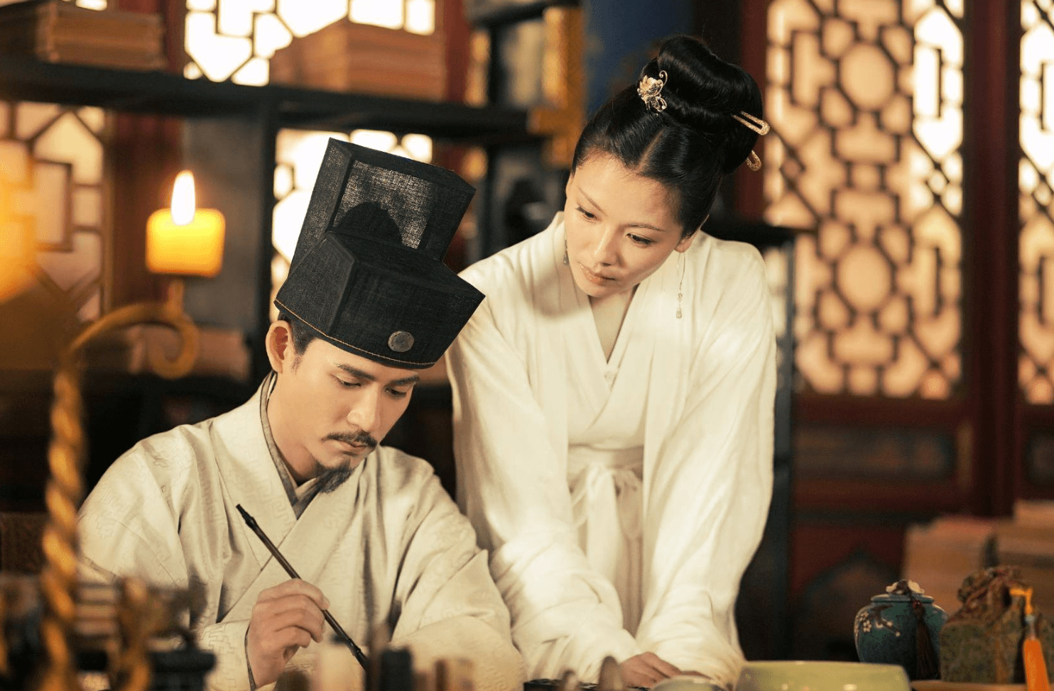 据《宋史》卷162《职官志二》记载,宋代的亲王府通常是:傅"有其官而