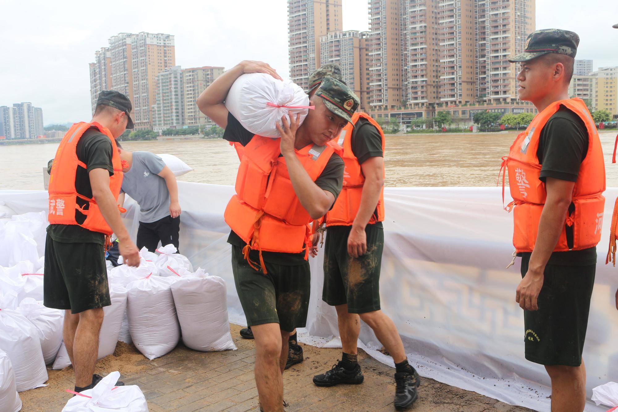 紧急出动直击武警广东总队抗洪抢险现场