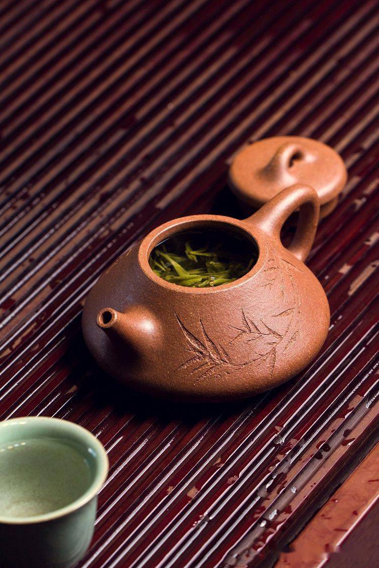 可见,围绕"间不容发",掌握一定的方法和技巧,用紫砂壶泡绿茶是完全没