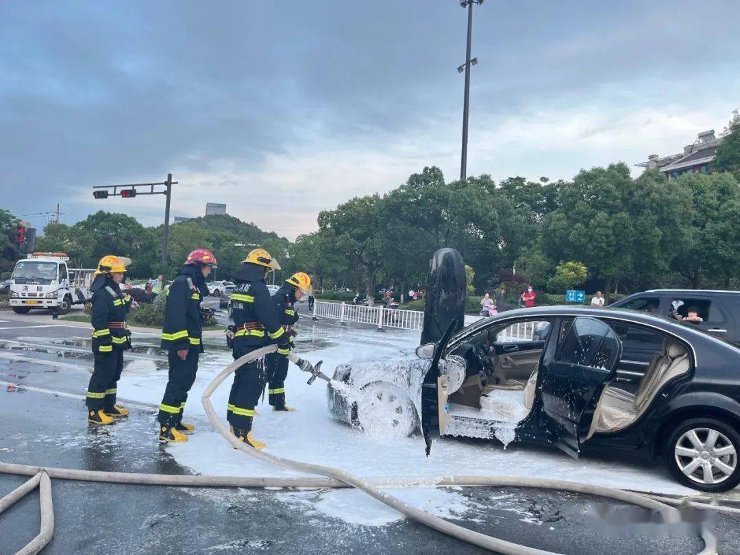 舟山海天大道车祸图片