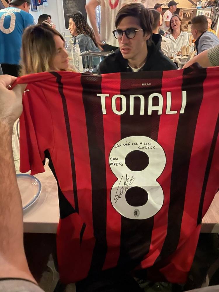 为他们签名并合影留念_女友_斯基拉_帕斯托雷