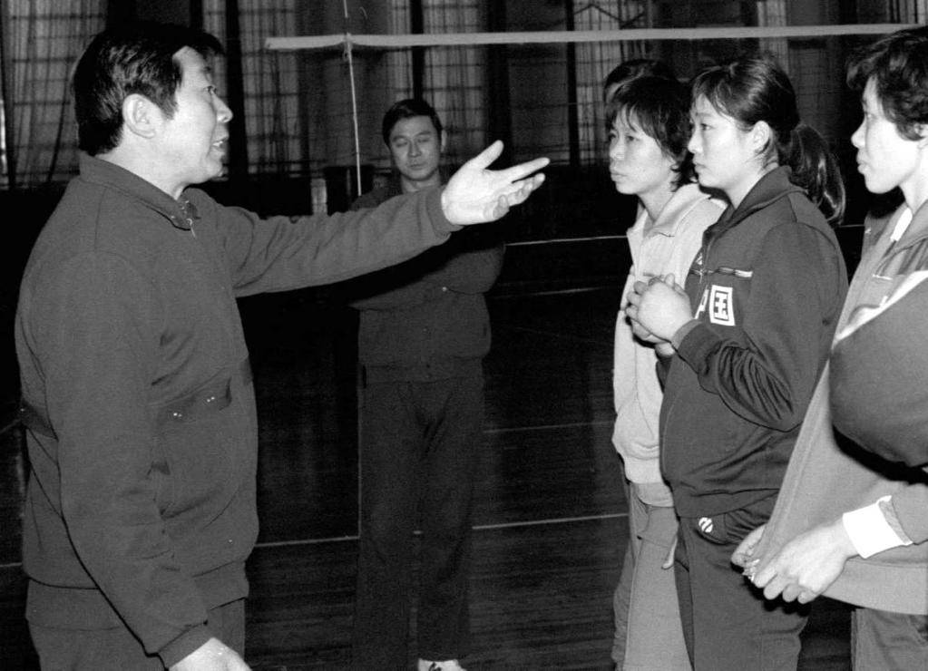 这是1987年1月8日,中国女排主教练李耀先(左)在向队员布置冬训任务.