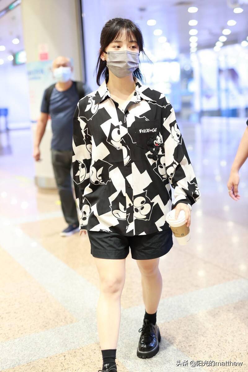 沈月黑白拼色外套搭短裤现身机场头发高扎满眼温柔