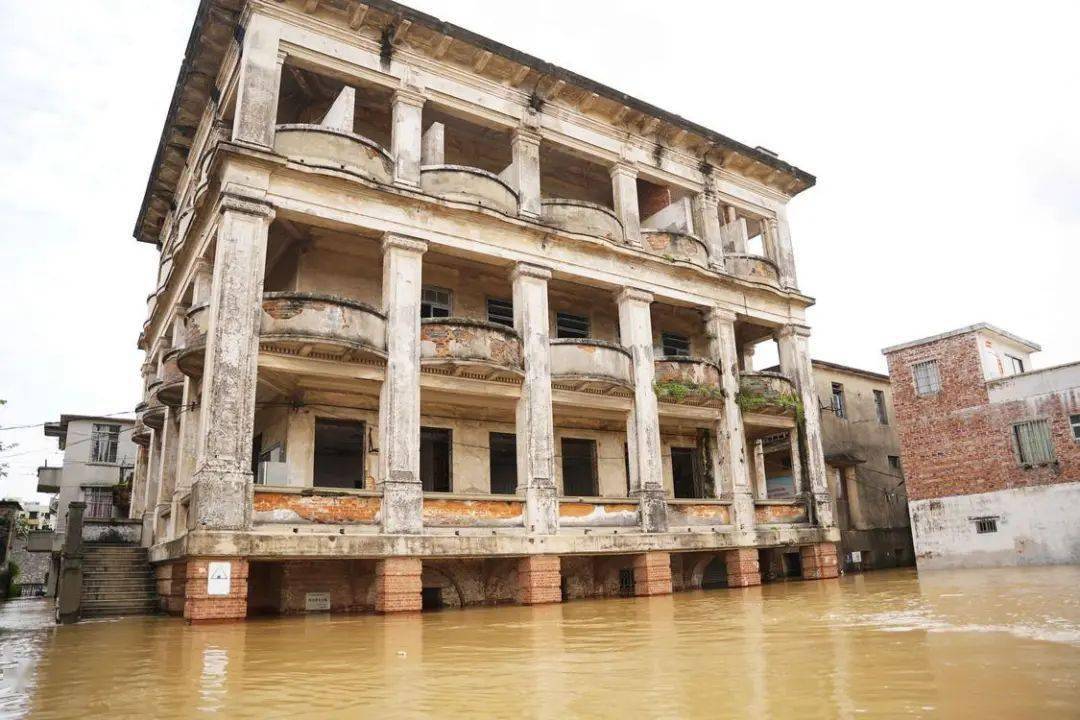 多图丨记者再访三水河口桥东片区水位涨至801米民兵紧急转运一对老人