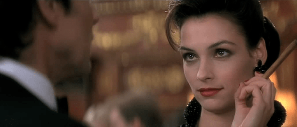 1995年在007电影《黄金眼》中饰演邦德女郎,立刻以出色的外型受到注目