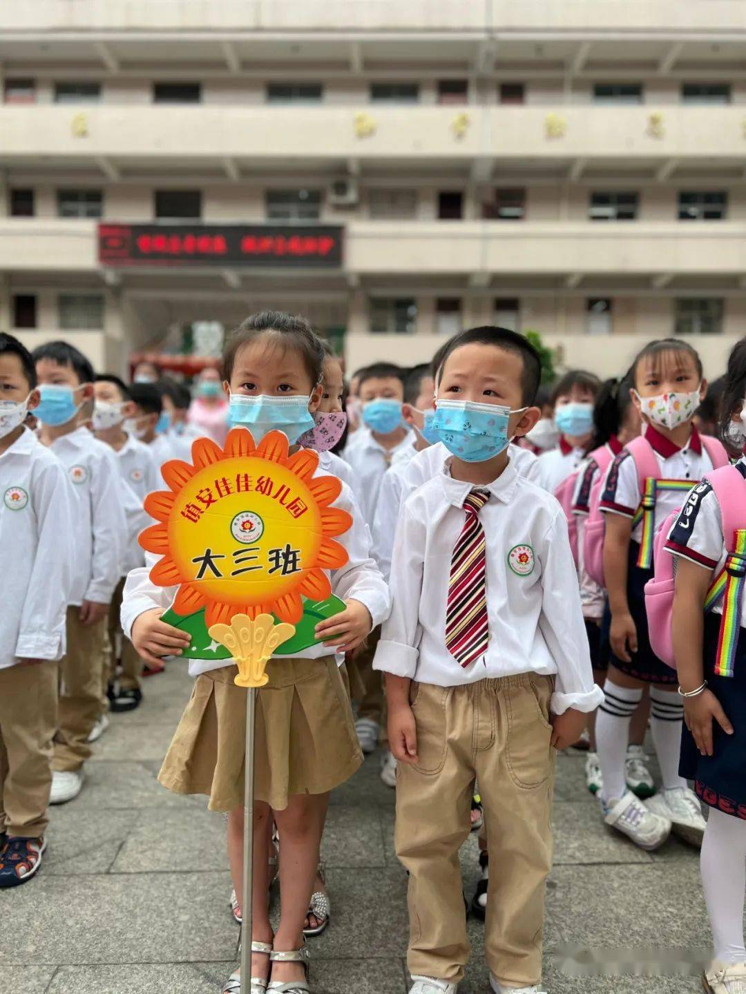 身着整齐的校服,怀揣喜悦的心情,排着整齐的队伍迈进三小的校园,"哇