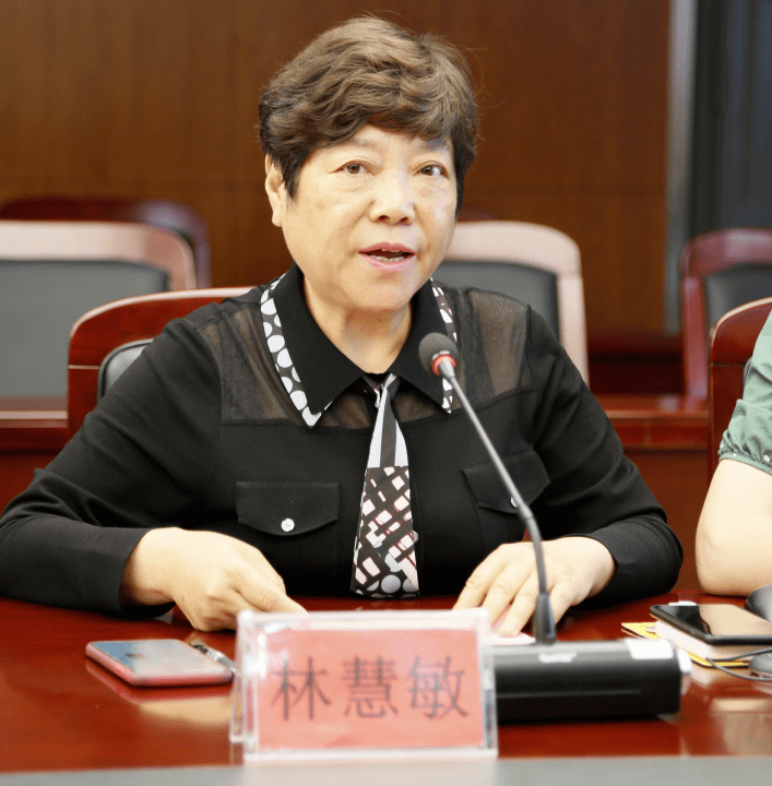 首先,林慧敏校长向友校师生介绍了金陵小学.