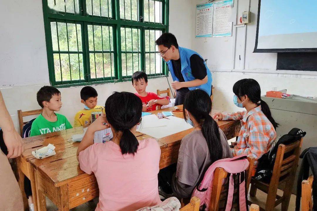 准大学生接过"爱心接力棒",组团支教山区教学点