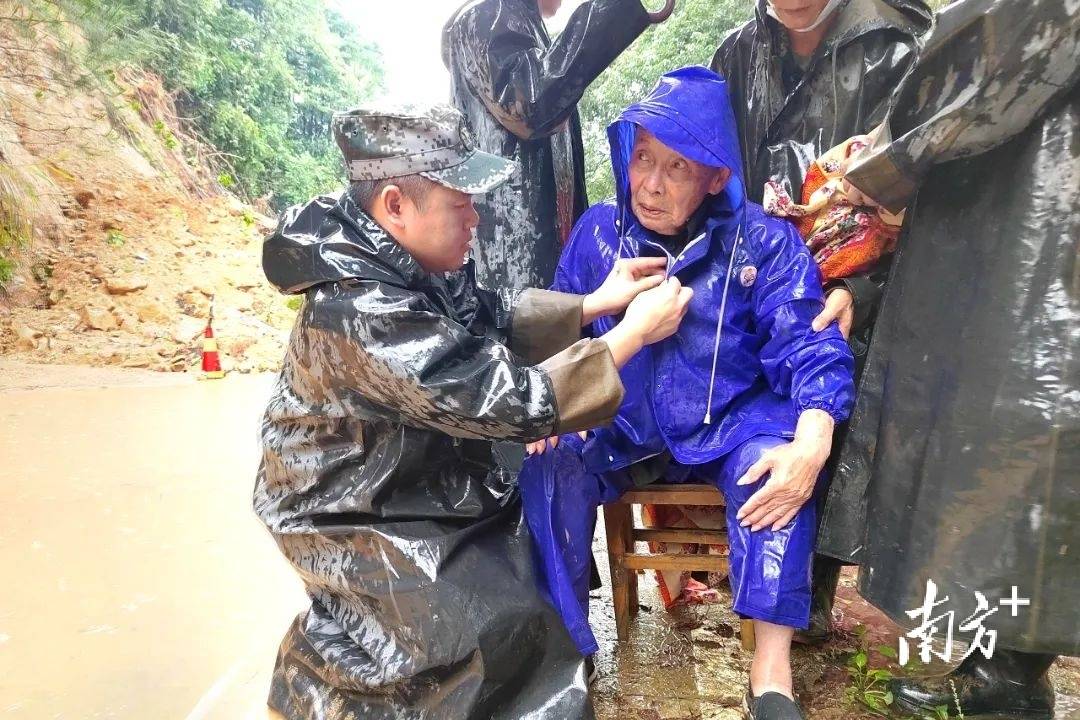 泥泞路上、滂沱雨中,连南闪耀“军绿”防线_县人武部_群众_大麦山镇