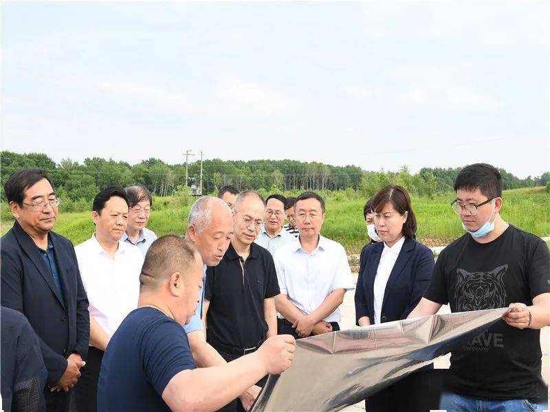 松辽委马铁民一行到勤得利检查调研地表水替换地下水及封井工作