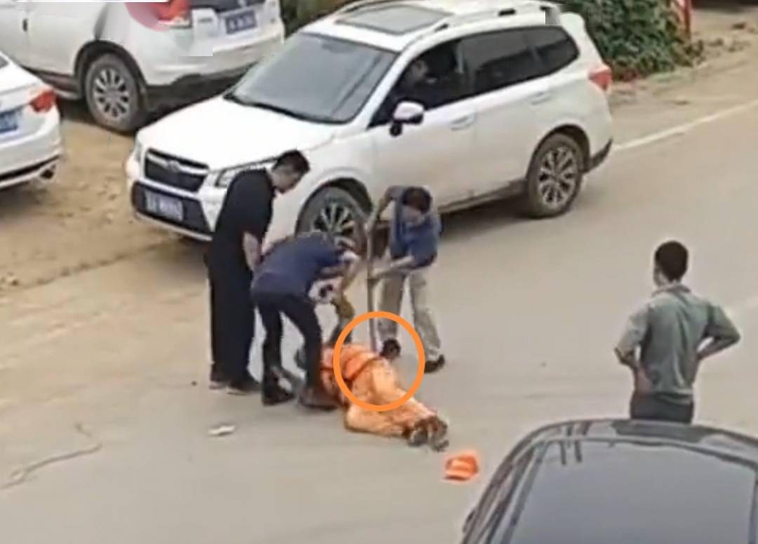 原创沈阳三名男子围殴环卫工并问他服不服环卫工服软求饶依然被打