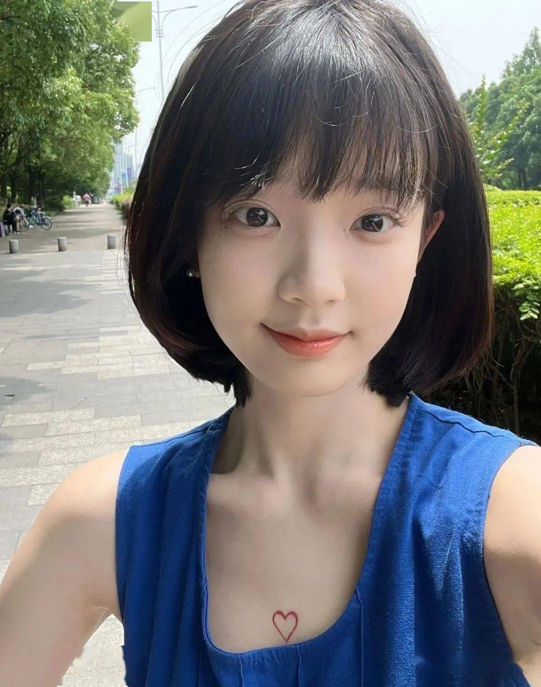 剪中式短发超甜