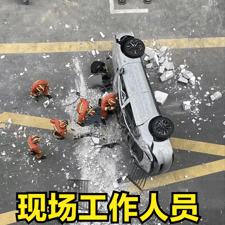 現場圖片從事故車的狀態來看,車頭完整很大概率是車尾撞牆後墜落髮生