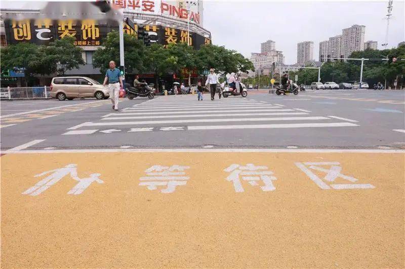 黄色区域为行人等待区,红色区域为非机动车等待区.大家不要弄错了哦