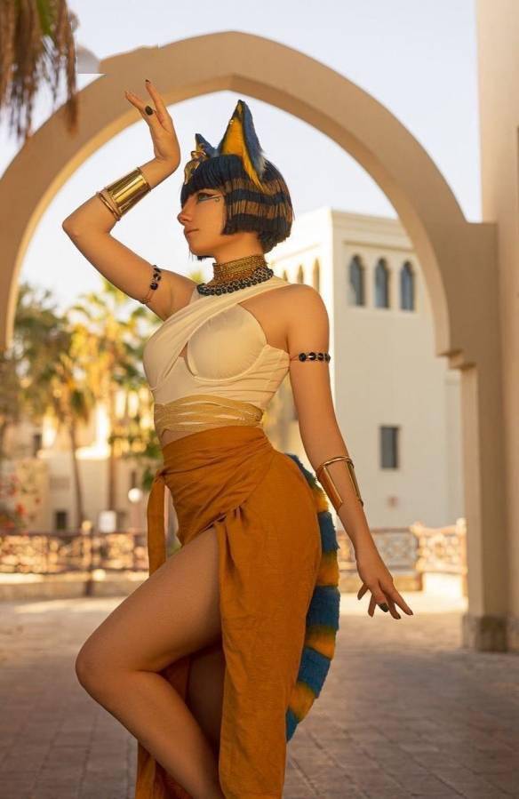 白俄小姐姐cos《海贼王》娜美:纤腰美腿!天候棒绝技