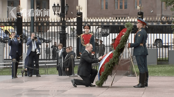 俄罗斯跪迎烈士图片