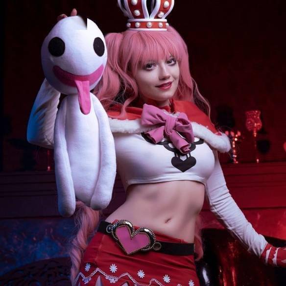 白俄小姐姐cos《海贼王》娜美:纤腰美腿!天候棒绝技