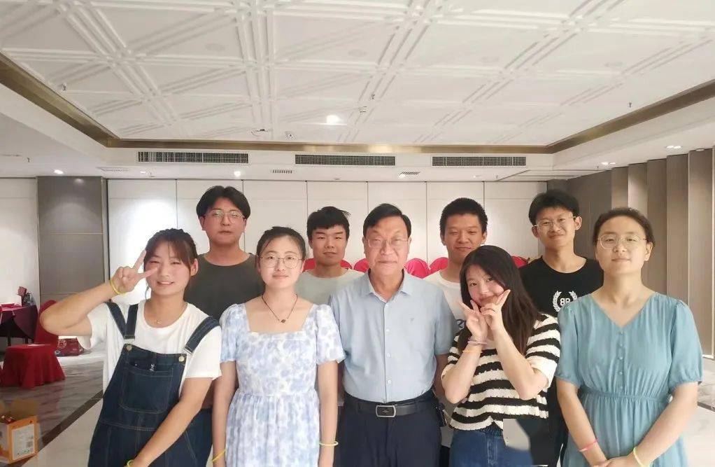 我也总把自己的好东西分享给我的几个课代表,比如鸡蛋,饮料,水果,饼干