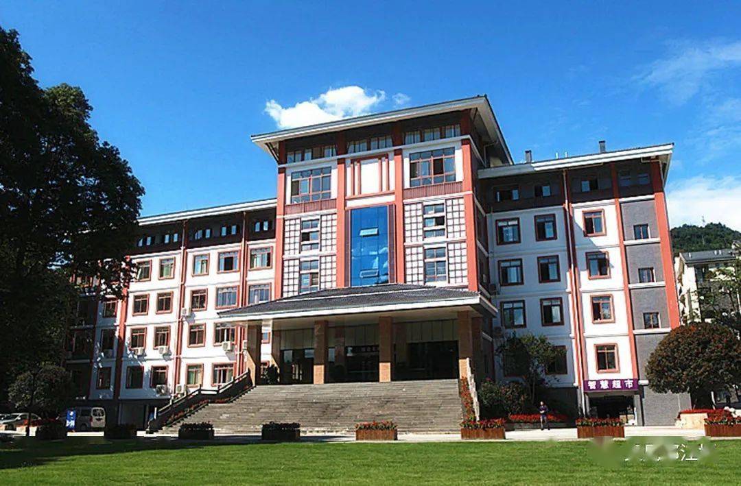 四川农业大学设有三个校区,都江堰校区设有3个学院(建筑与城乡规划